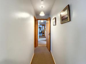 einen Flur, der in ein Haus mit Flur führt in der Unterkunft Lorien Cottage in Nethy Bridge