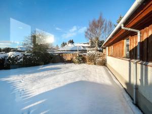 eine Auffahrt mit Schnee neben einem Haus in der Unterkunft Lorien Cottage in Nethy Bridge