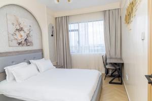 Postel nebo postele na pokoji v ubytování ADASHA Homes