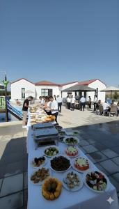 ein Buffet mit Speisen auf einem Tisch auf einer Terrasse in der Unterkunft شاليه منتجع جوري حتا الخاص -J3- Jory Hatta Private Resort Chalet in Hatta
