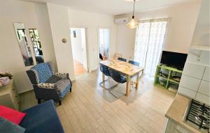 TV a/nebo společenská místnost v ubytování 2 Bedroom Cozy Apartment In Vrbnik