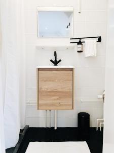 ein Badezimmer mit Waschbecken und Spiegel in der Unterkunft B&B in woonboerderij vlakbij Lemmer in Rutten