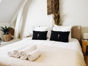 ein Schlafzimmer mit einem weißen Bett und einem Handtuch darauf in der Unterkunft B&B in woonboerderij vlakbij Lemmer in Rutten