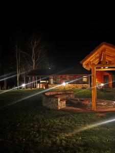 een gebouw met een vuurplaats 's nachts bij Vâlceaua Zânelor in Stațiunea Climaterică Sâmbăta