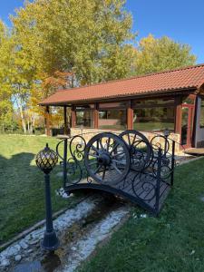 een zwarte bank voor een prieel bij Vâlceaua Zânelor in Stațiunea Climaterică Sâmbăta +109 foto's