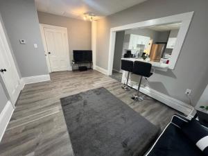 ein leeres Wohnzimmer mit einem Schreibtisch und einem Spiegel in der Unterkunft One bedroom in a 4BR apartment in Lowell in Lowell