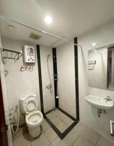 ein Badezimmer mit Toilette und Waschbecken in der Unterkunft Indra Homs 