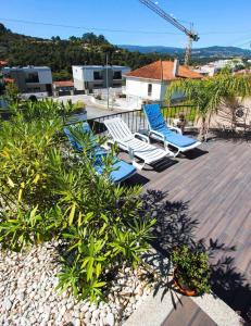 zwei blau-weiße Stühle auf einer Terrasse in der Unterkunft Casa Gloria in Paço Vedro de Magalhães