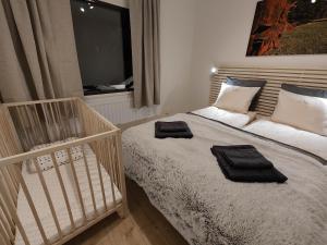 Postel nebo postele na pokoji v ubytování Arctic Aurora Villa with a Lappish Grill Hut - Northern Lights and Private Sledding Hill in the Backyard, in the Hometown of Santa Claus, Rovaniemi