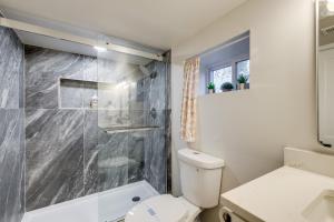 Un baño con inodoro blanco y ducha. en Walk to Metro and Dtwn Silver Spring! Sleek Apt, en Silver Spring 16 fotos más