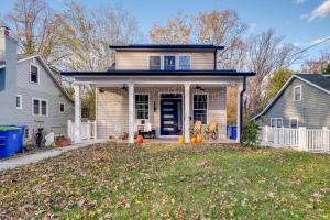 una casa con un porche delantero y calabazas en el jardín en Walk to Metro and Dtwn Silver Spring! Sleek Apt, en Silver Spring