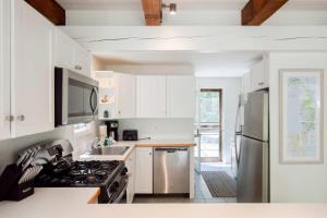 Η κουζίνα ή μικρή κουζίνα στο Private Location w Guest House