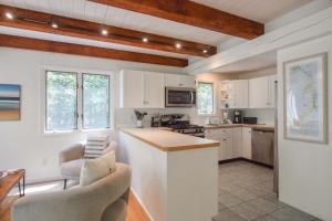 Η κουζίνα ή μικρή κουζίνα στο Private Location w Guest House