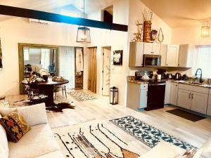 ein Wohnzimmer mit Tisch und Küche in der Unterkunft Santa Fe Modern FARMHOUSE 1 ACRE PRIVATE RD SOAKING ROOM 3 min Canyon rd in Santa Fe + 24 Fotos