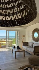 un salon avec un canapé et une table dans l'établissement Increíble Dpto en Costa del Este con vista al mar, à Costa del Este