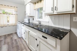 O bucătărie sau chicinetă la Pittsburgh 3BR House • TV • AC • Parking