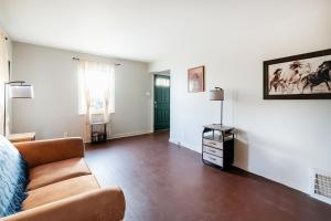 O zonă de relaxare la Pittsburgh 3BR House • TV • AC • Parking