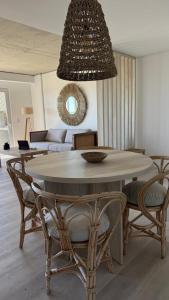 une table à manger avec des chaises et un lustre dans l'établissement Increíble Dpto en Costa del Este con vista al mar, à Costa del Este