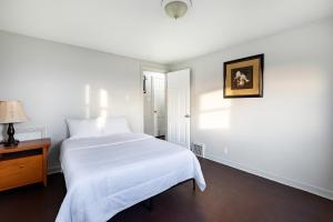 Un pat sau paturi într-o cameră la Pittsburgh 3BR House • TV • AC • Parking