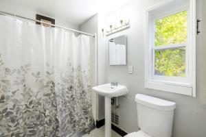 O baie la Pittsburgh 3BR House • TV • AC • Parking +17 fotografii