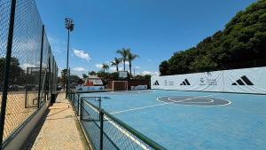 Instalaciones para jugar a tenis o squash en luxury and comfort in one place o alrededores