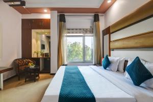 um quarto de hotel com uma cama grande e uma janela em Hotel Star Plaza - 1 Minute From New Delhi Railway Station & Connaught Place em Nova Deli mais 77 fotografias