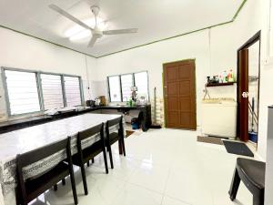 Kuchyň nebo kuchyňský kout v ubytování Homestay Bajet MokAji