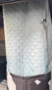 un colchón dentro de un saco de dormir en rent a campervan vw t3 azul in Algarve Portugal, en Bicas