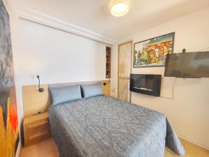 ein Schlafzimmer mit einem Bett und einem Flachbildfernseher in der Unterkunft Premium Seafront Suite in Thessaloniki + 21 Fotos