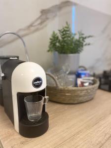 ein auf einem Tresen sitzender Mixer in der Unterkunft B&B La Fenice in Chieti