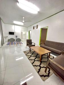 TV a/nebo společenská místnost v ubytování Homestay Bajet MokAji