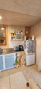 Kuchyň nebo kuchyňský kout v ubytování Kiwi Bach - Beachfront & Sunsets