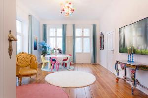 TV a/nebo společenská místnost v ubytování Villa Falkensee - Berlin West Design Boutique Apartments Ferienwohnung