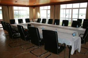 una gran sala de reuniones con una mesa larga y sillas en Ryan's Bay Hotel en Mwanza