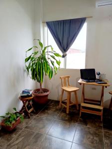 TV a/nebo společenská místnost v ubytování Casa Emanuel en Montañita