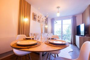 Μια τηλεόραση ή/και κέντρο ψυχαγωγίας στο Du Cep au Green - Piscine & sauna, Beaune Levernois