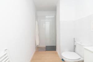 Ένα μπάνιο στο Flowers Houses