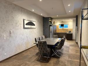 Un comedor con mesa y sillas en GT Loft - Haut de Gamme - Parking Gratuit - Moderne & Spacieux - Commerces à Proximité, en Bischheim