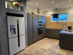 Una cocina con un refrigerador blanco y un fregadero. en GT Loft - Haut de Gamme - Parking Gratuit - Moderne & Spacieux - Commerces à Proximité, en Bischheim 24 fotos más