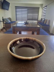 eine Schüssel auf einem Tisch im Wohnzimmer in der Unterkunft La Casa de Mamá Nelly in Sucre