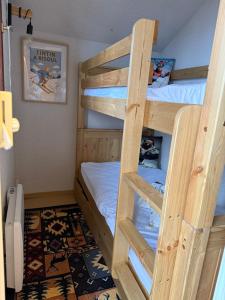une chambre avec deux lits superposés dans l'établissement Montagne, à Risoul