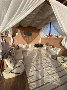 ein Wohnzimmer auf einem Boot mit einem Baldachin in der Unterkunft Abrid Surf Hostel 