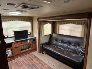 ein Wohnzimmer mit Couch und Flachbildfernseher in der Unterkunft Camper Adventure in Livingston