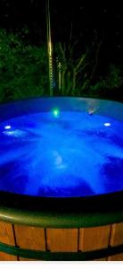 ein großer blauer Wasserpool in der Nacht in der Unterkunft Sea the Blue Garden SPA in Odargowo