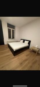 Giường trong phòng chung tại Luxury 3-Bedroom Residence with Beautiful Garden Space +1 ảnh