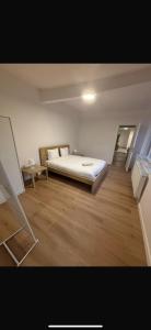 Giường trong phòng chung tại Luxury 3-Bedroom Residence with Beautiful Garden Space