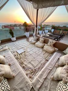 ein Zimmer mit Kissen und einem Regenschirm auf einem Dach in der Unterkunft Abrid Surf Hostel 