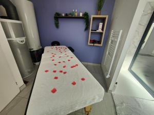Lázně a/nebo wellness v ubytování Un amour passionnel,love room,15 min du zoo,balnéo XL privatisée et disponible toute l'année ,piscine couverte et chauffée d'avril à fin septembre à partager avec d'autres logements et elle est privatisée de 20h à 22h