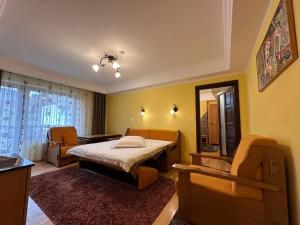 ein Schlafzimmer mit einem Bett und einem Spiegel in der Unterkunft Vâlceaua Zânelor in Stațiunea Climaterică Sâmbăta