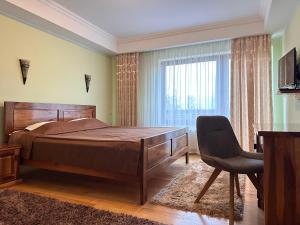 ein Schlafzimmer mit einem Bett, einem Schreibtisch und einem Stuhl in der Unterkunft Vâlceaua Zânelor in Stațiunea Climaterică Sâmbăta